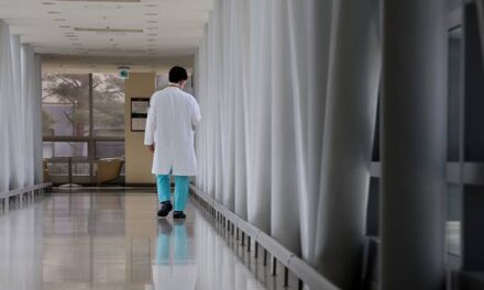 Gov’t Tentatively Postpones Plan to Suspend Doctors’ Licenses