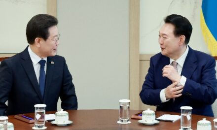 Pres. Yoon Calls DP Chief to Inquire after Health