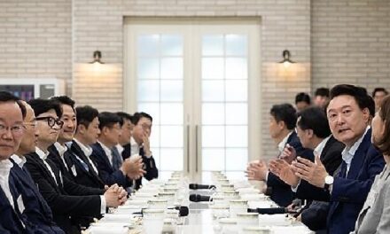 Yoon Hosts Dinner for New PPP Leadership, Calls for Unity